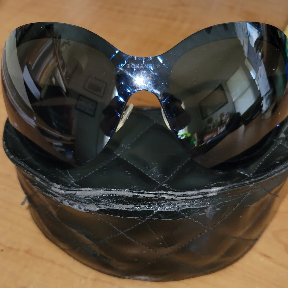 CHANEL Dark Blue Oversized Sunglasses - Picture 4 of 14